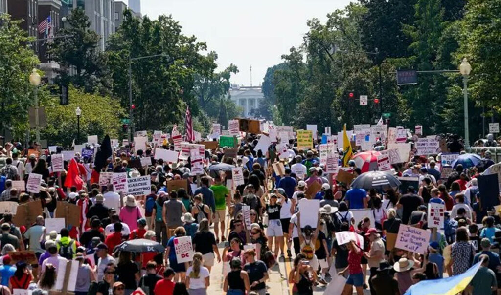 Warga AS Melakukan Protes Pengerahan Pasukan Garda Nasional di Washington.