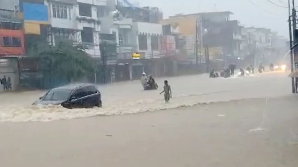 Debit Air Naik Cepat, Sejumlah Wilayah di Medan Terendam Banjir
