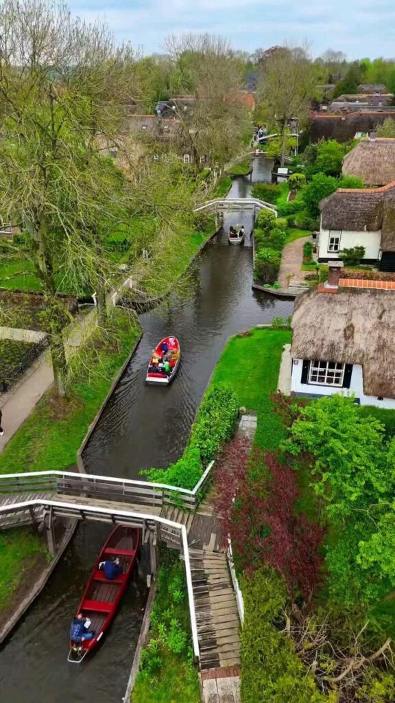 Giethoorn, Desa Wisata di Belanda yang Andalkan Kanal sebagai Transportasi Utama