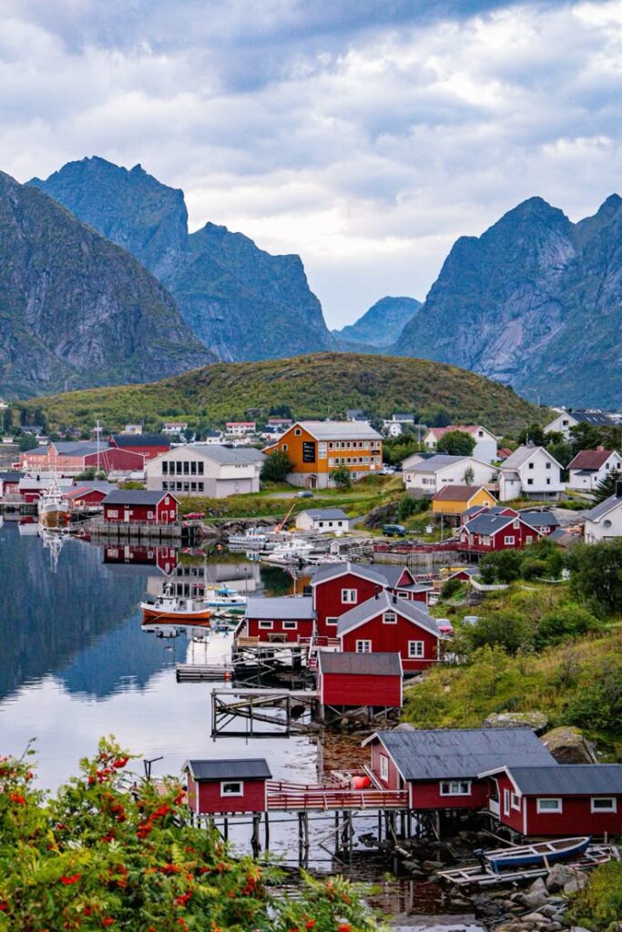 Kepulauan Lofoten Tawarkan Panorama Alam Ekstrem di Utara Norwegia