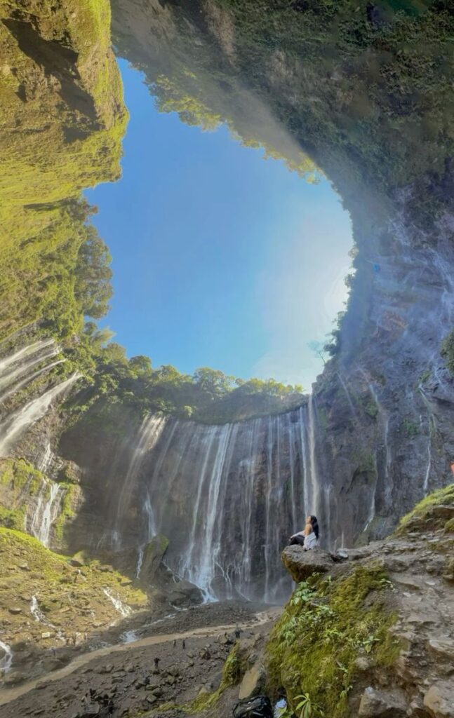 Menyusuri Keheningan di Air Terjun Tumpak Sewu